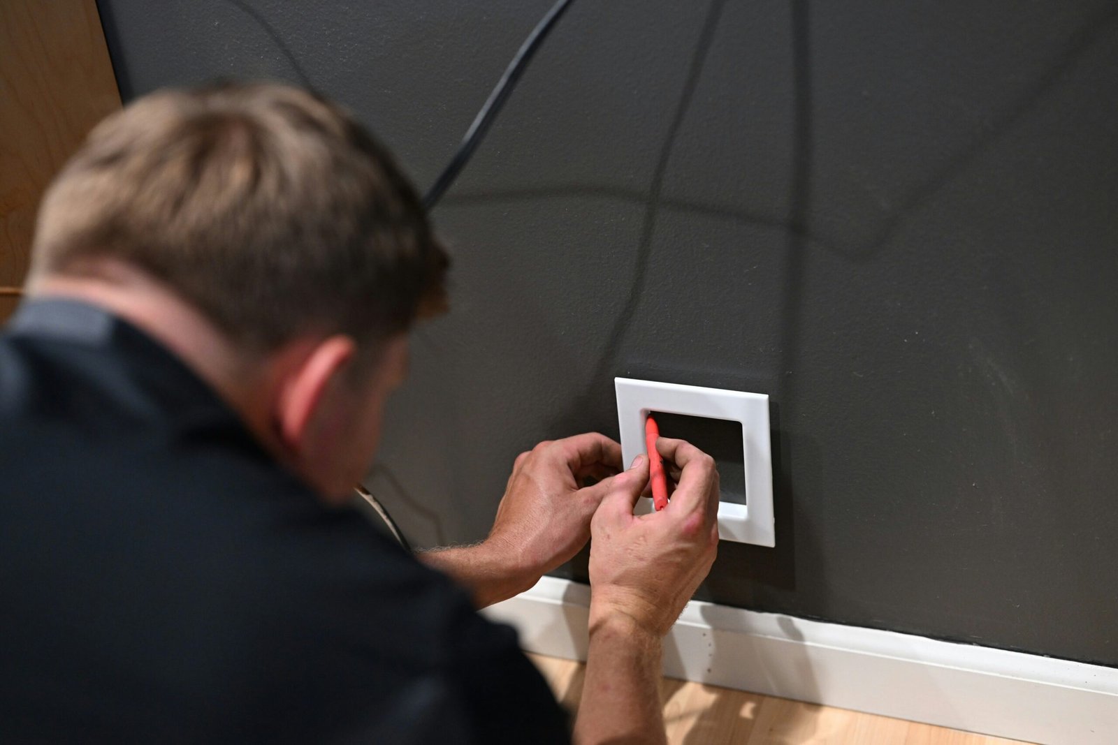 Tv mounting technician installing a wall cable management kit in a home in Durham, On.